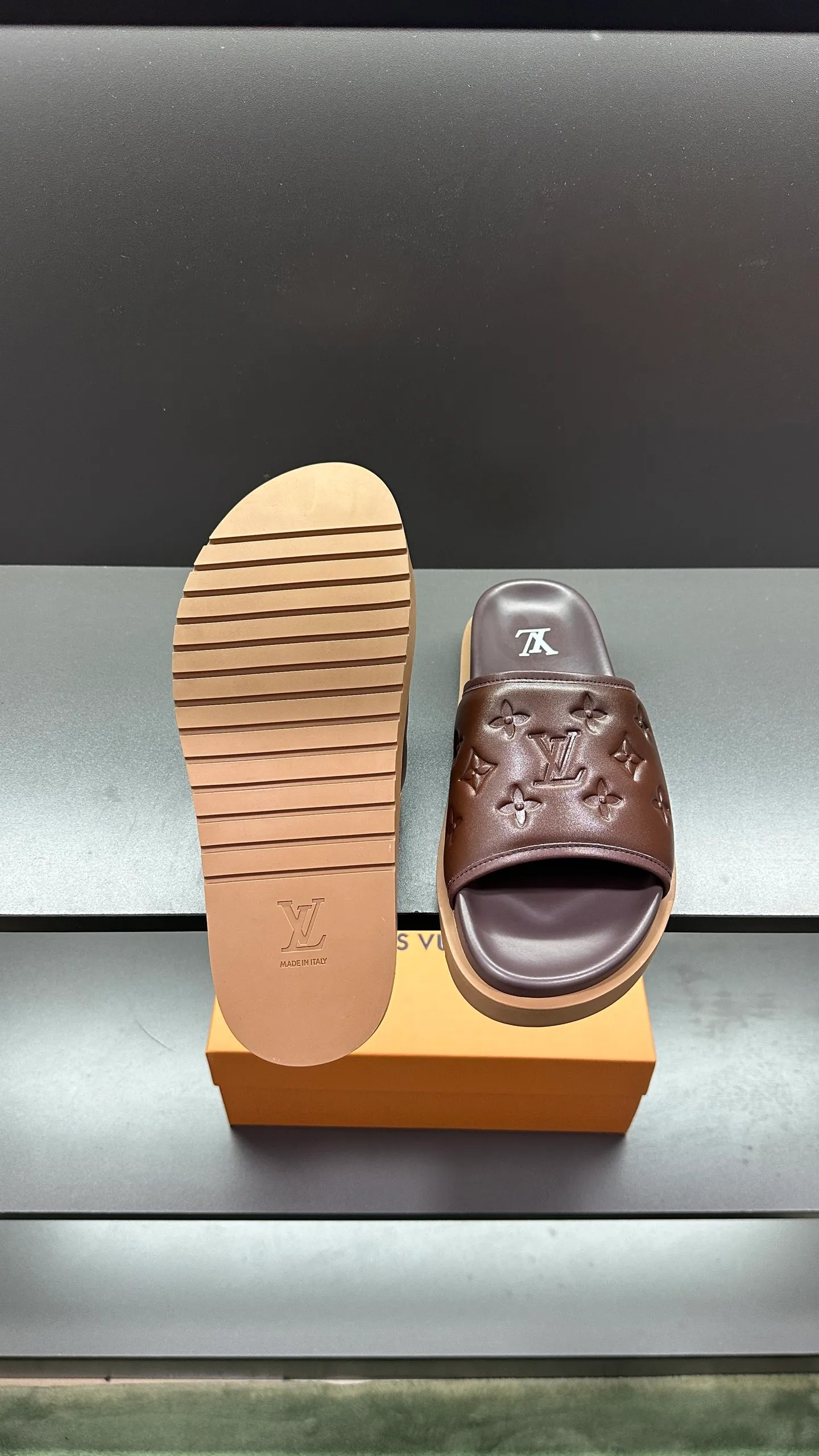 [L Home] P: 300💰Size: 38-45 Top purchasing lv men's summer slippers, classic presbyopia with soft real leather lining, unique color splicing effect, distinctive personality, fashionable and trendy essential style, light and comfortable. Lightweight and tough rubber insole, micro ridged foam outsole, super comfortable!